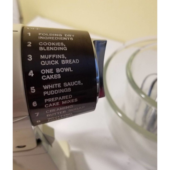 Vintage SUNBEAM DELUXE Mixmaster Mixer 12 Speed 1-7A Dough Hooks and Glass Bowls - Picture 6 of 12